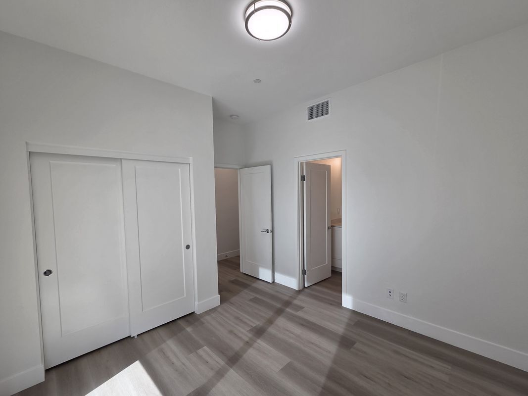 Building Photo - 121 Placemark