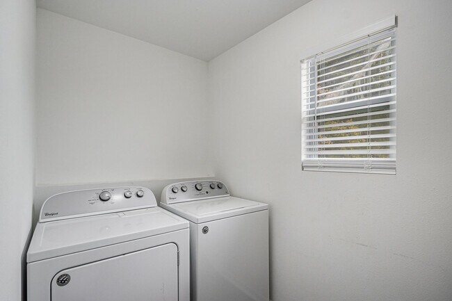 Building Photo - Newer 4 Bedroom for Lease