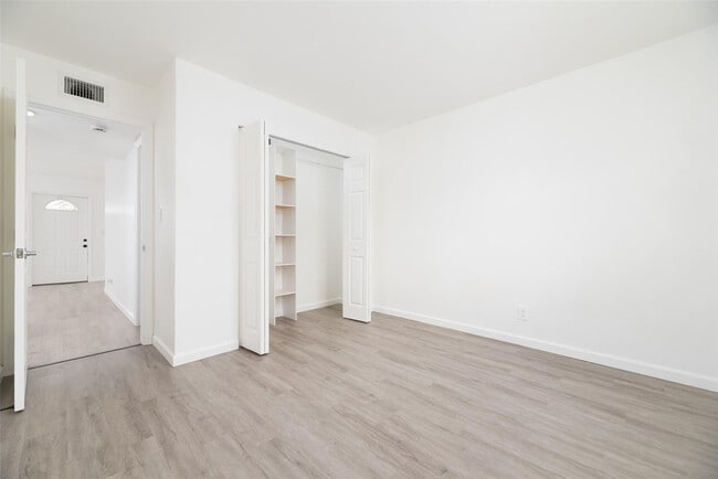 Building Photo - 1401 NE 17th Ct