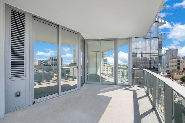 Building Photo - 851 NE 1st Ave