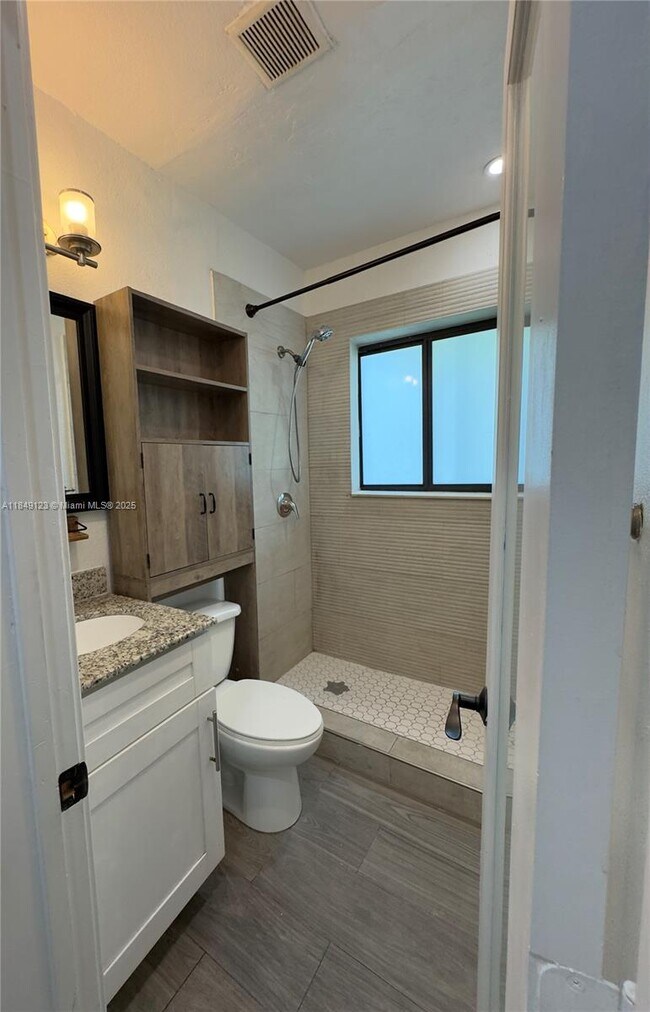 Building Photo - 560 NE 69th St