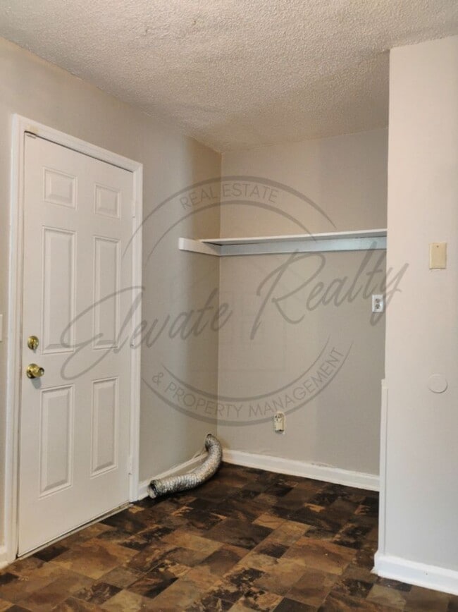 Building Photo - Two Bedroom Townhouse with deck near Trini...