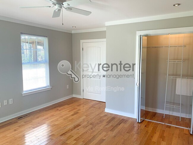 Building Photo - 115 Larchmont Ave