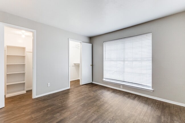 Building Photo - Carisma