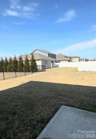 Building Photo - 2011 Weddington Pointe Dr