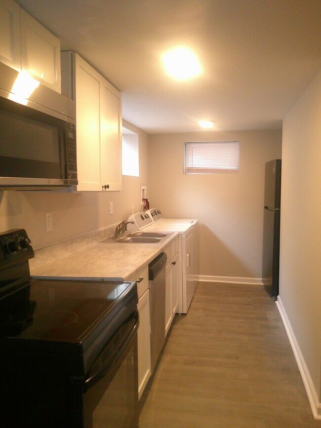 Building Photo - 211 Hickman Ave