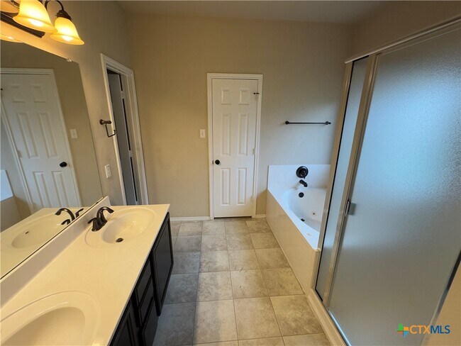 Building Photo - 6808 Rosita Oak Dr