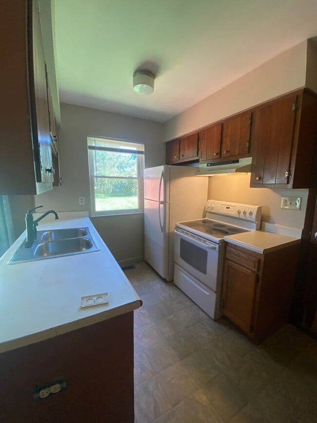 Building Photo - 3 Bedroom, 2 Bathroom Home on Bloomington's Westside