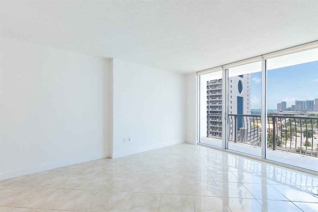 Building Photo - 1750 N Bayshore Dr