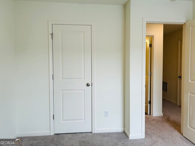 Building Photo - 403 Kings Cross Wy