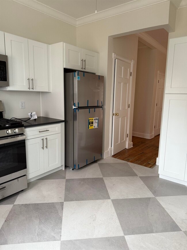 Building Photo - 664 Palisade Ave