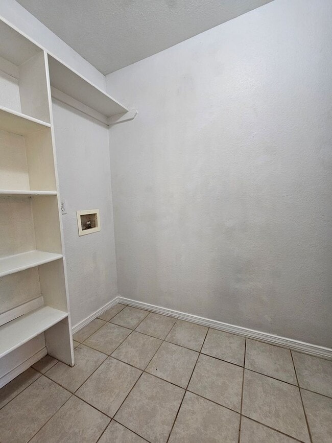 Building Photo - (3) Bed (2) Bath in Noble Avail NOW!