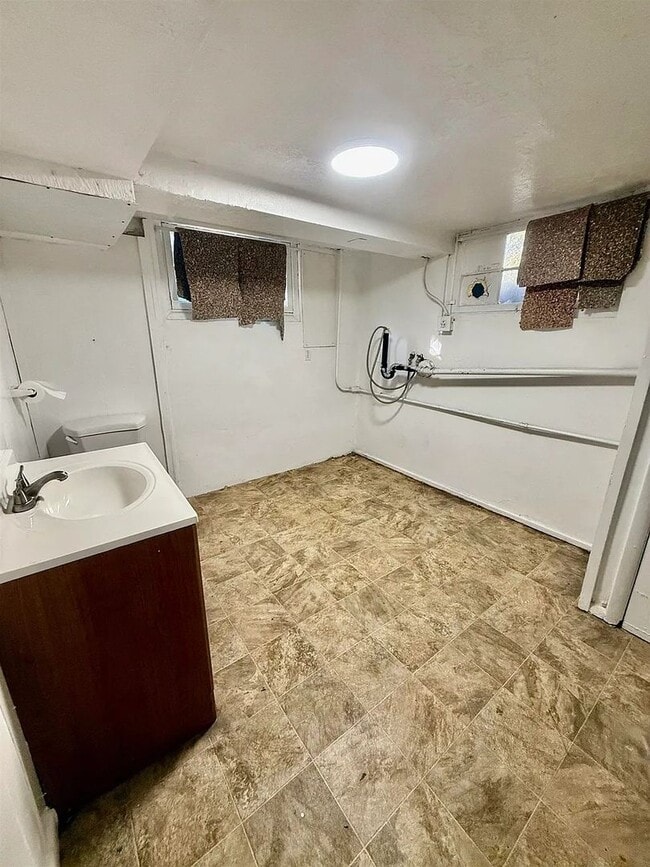 Building Photo - Charming, single-family, 4 bed / 1.5 bath home on W Pine St