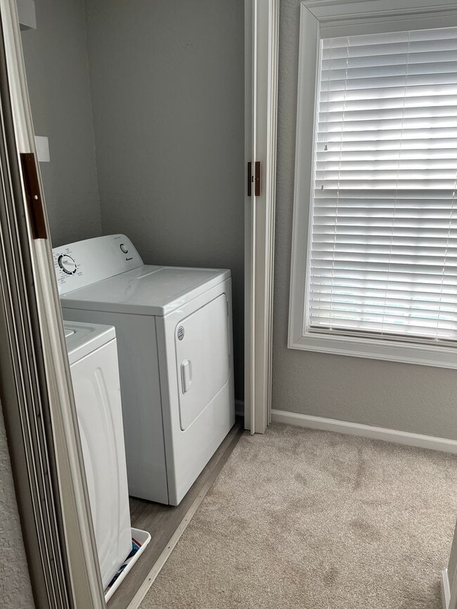 Building Photo - 2 bedrooms and 1.5 bathrooms
