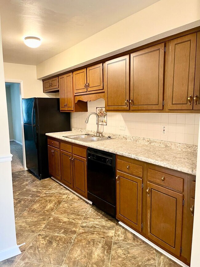 Building Photo - Largest Unit in Oglethorpe Place, 3bd/2.5ba 1700+ sqft, fireplace, and community pool and tennis!