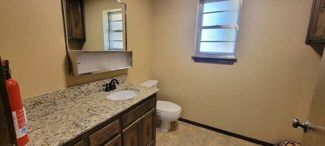 Building Photo - LARGE 3 BEDROOM HOME IN NORTHEAST CLOVIS