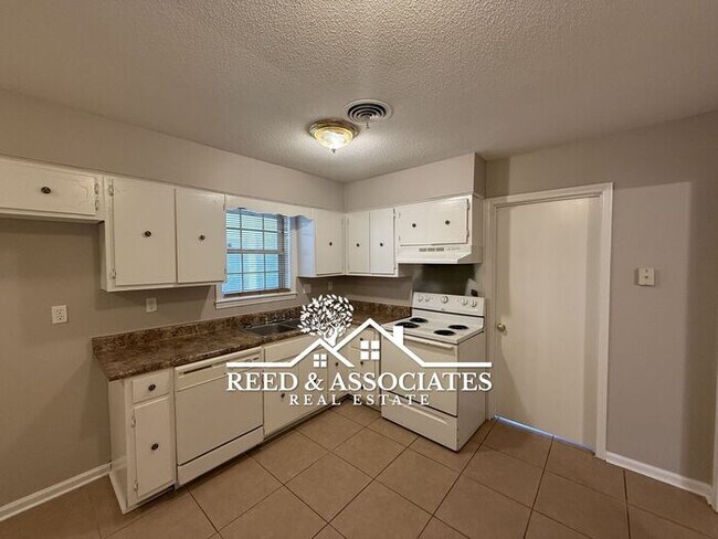 Building Photo - 3 Bedroom Located Near Kirby High School