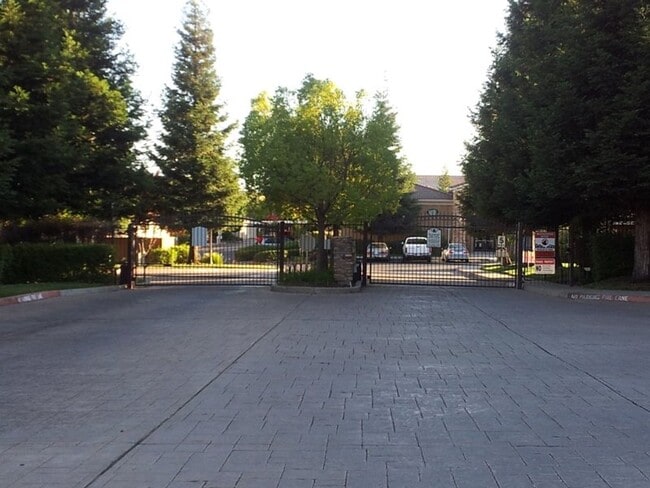 Building Photo - The Reserves at Galleria  - gated community