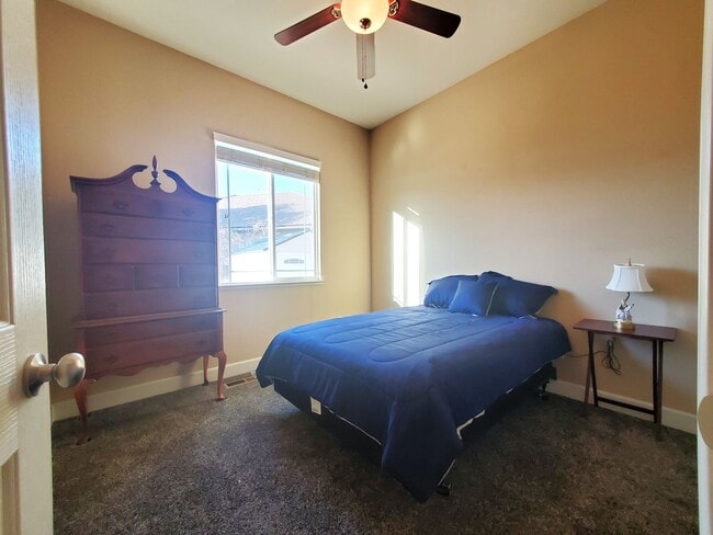 Building Photo - Gorgeous executive style home available fo...