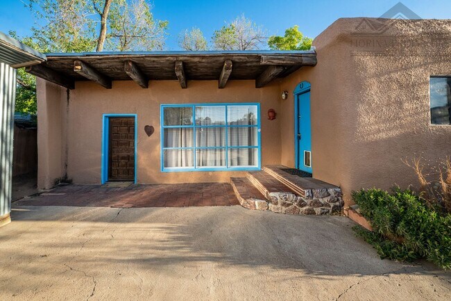 Building Photo - Rustic Santa Fe Charm on Kathryn Ave.