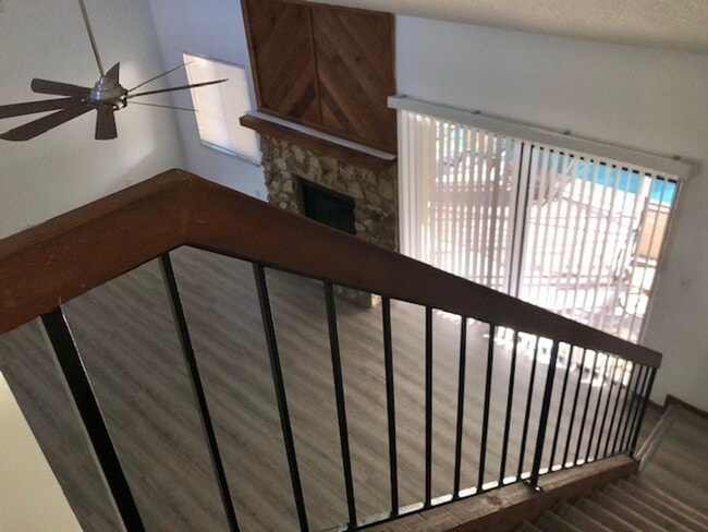Building Photo - MOVE IN NOW! 4x3 Screened in pool home!!! ...