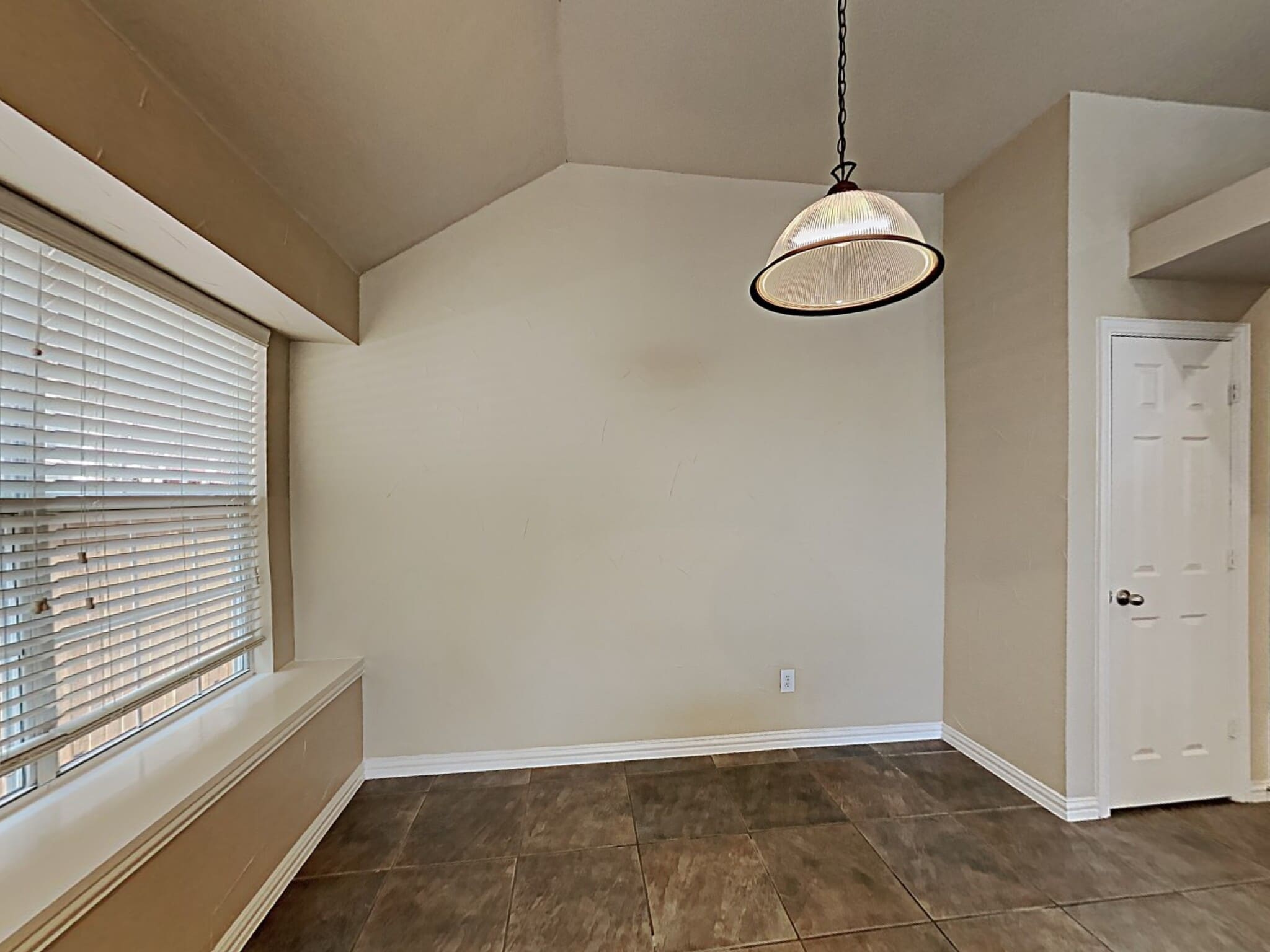 Building Photo - 1310 Golf Club Dr