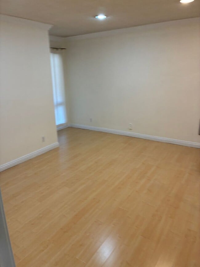 Building Photo - BRAND NEW 1 BEDROOM 1 BED UNIT!!!!