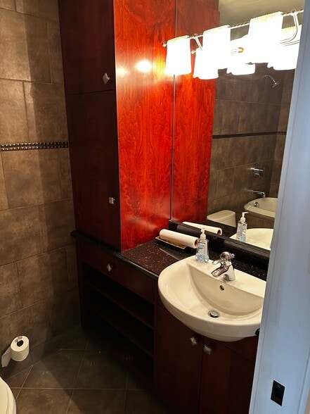 Master Bathroom - 1625 Larimer St