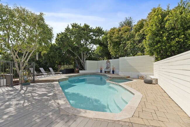 Building Photo - 641 Walther Way