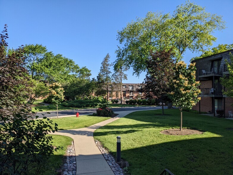 Building Photo - 1 Oak Creek Dr