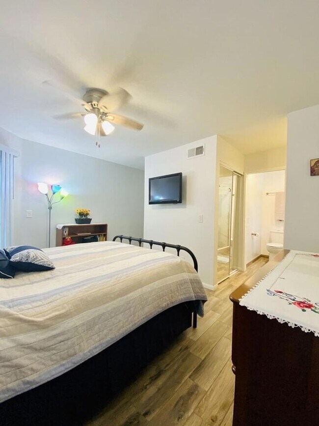 Building Photo - Eastlake Shores Downstairs Condo feat. Two Bedrooms and Two Bathrooms