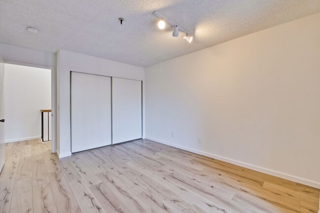 Building Photo - Beautifully Remodeled 3BR 2.5BA Townhouse in Great Community in Mountain View