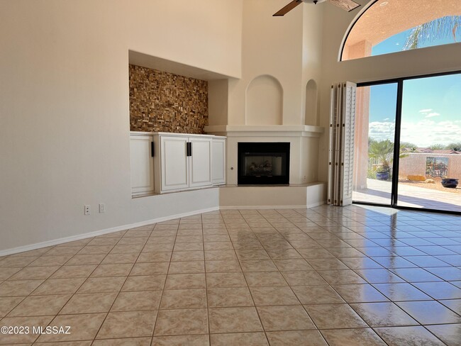 Building Photo - 10123 N Alder Spring Dr