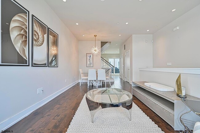 Building Photo - 112 S Weymouth Ave