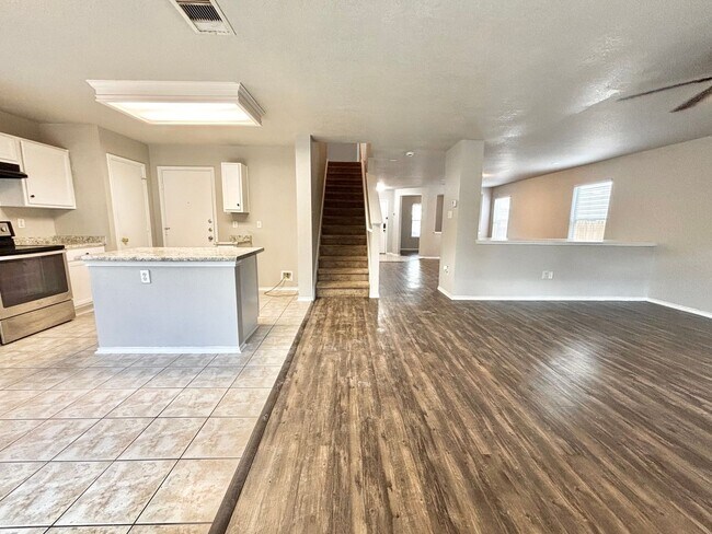 Building Photo - Spacious 3 beds, 2.5 baths in Bristol Forest!
