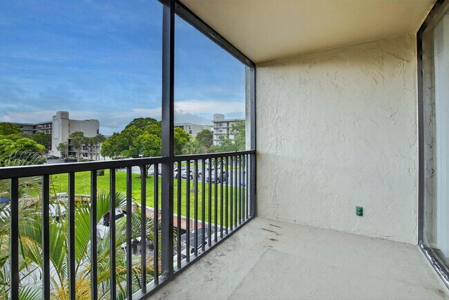 Building Photo - 4 Royal Palm Way