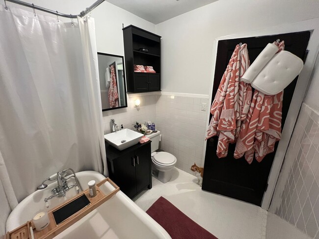 Building Photo - {4331} Updated West Plaza Bungalow + Moder...