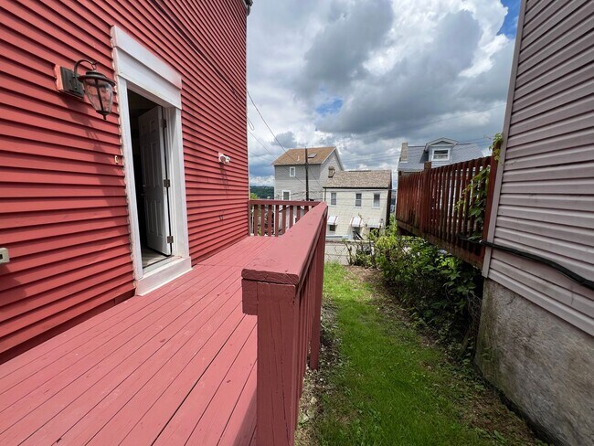 Building Photo - Updated 1BR 1 Bath house with office now available!