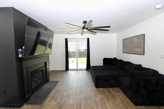 Building Photo - 2037 Elmridge Rd
