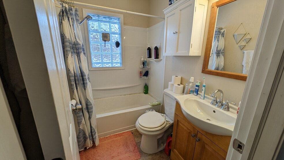 Building Photo - 729 Caroline St