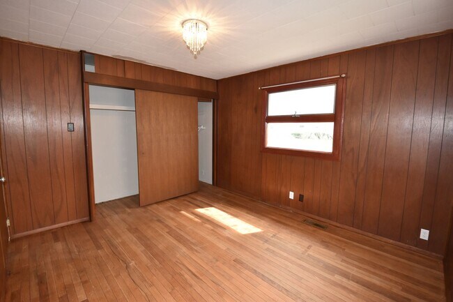 Building Photo - 3 Bedroom 2 Full Bath Home in Greenfield, Fenced Yard