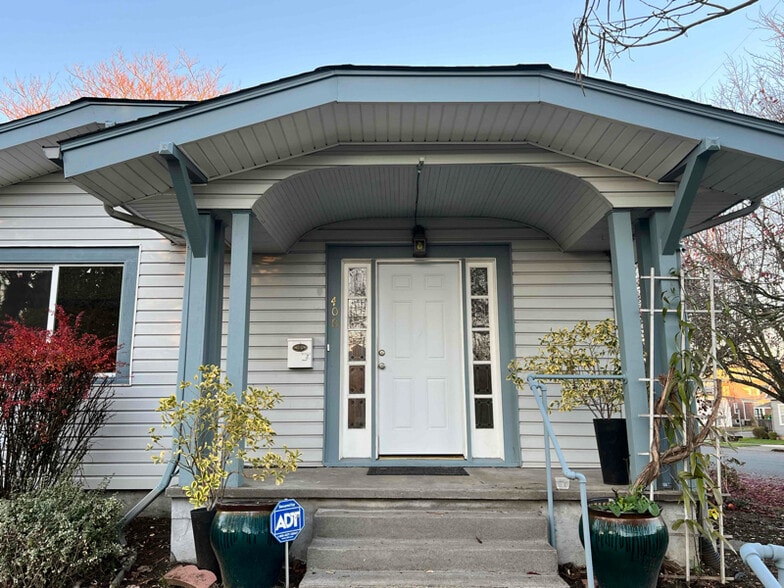 Building Photo - 400 W 17th St