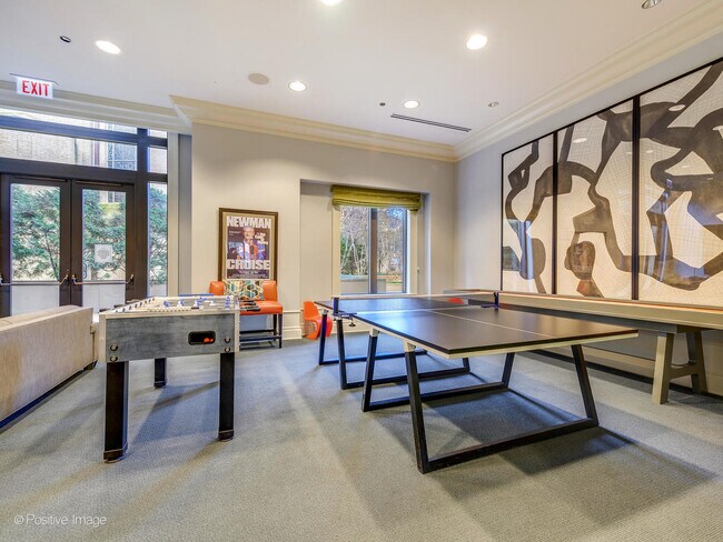 Building Photo - 2550 N Lakeview Ave