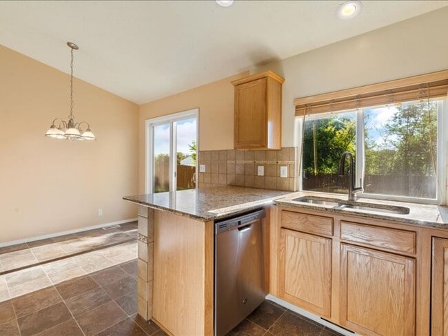 Building Photo - 3 Bedroom 2.5 Bathroom Home in Southwest B...