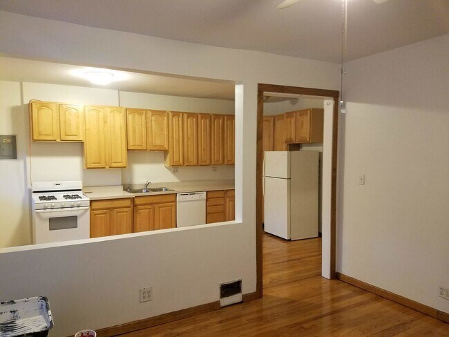 Building Photo - 3728 N Wilton Ave