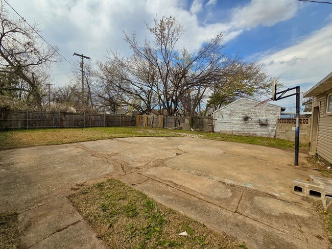 Building Photo - 3 Bed home in Shawnee!