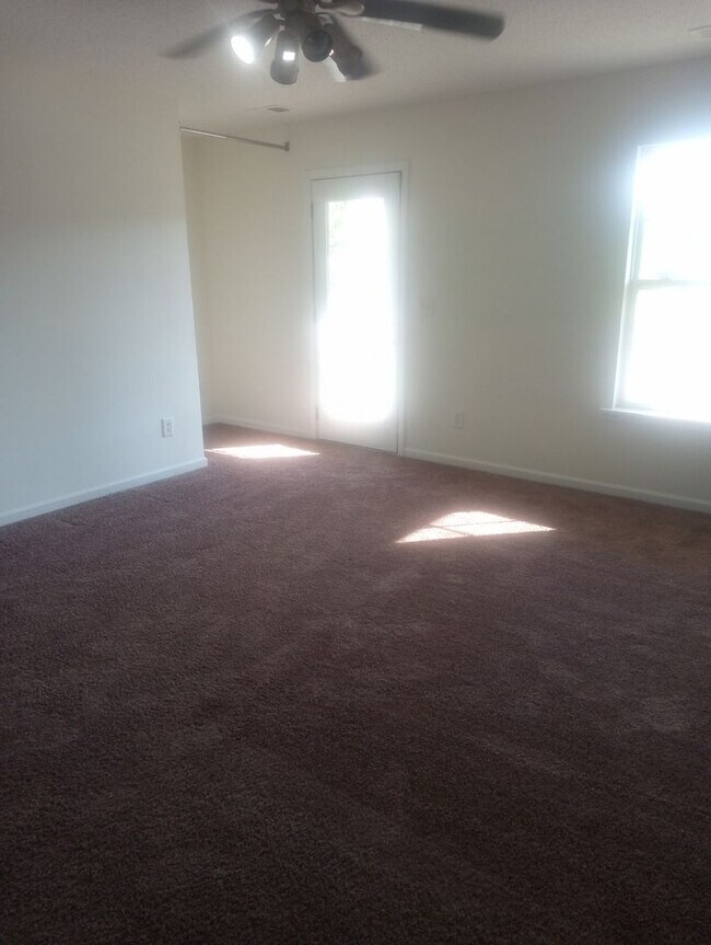 Building Photo - 4 Bedrooms 3.5 Bathrooms FOR RENT