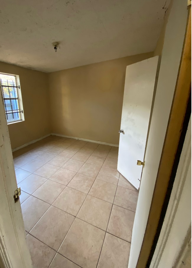 Building Photo - 1598 W 23rd St