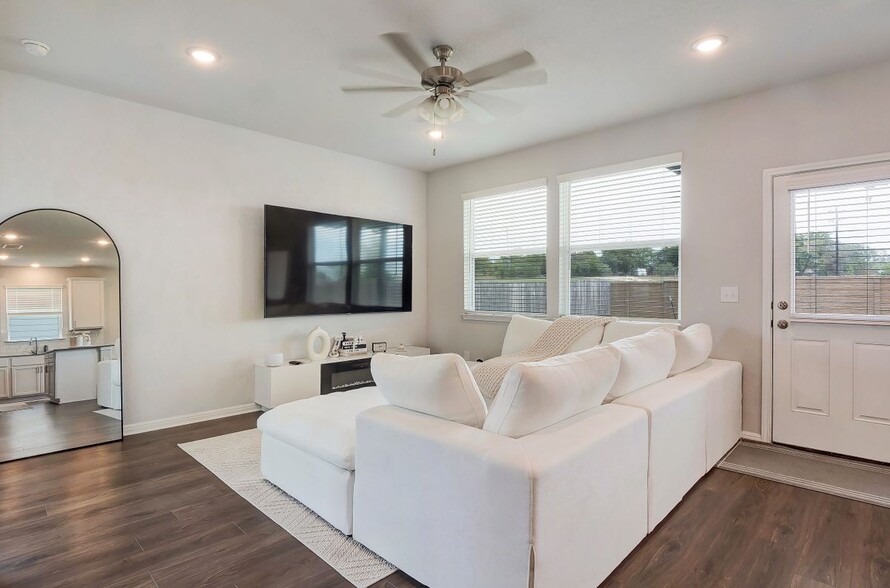 Building Photo - 6554 Marsh Ln