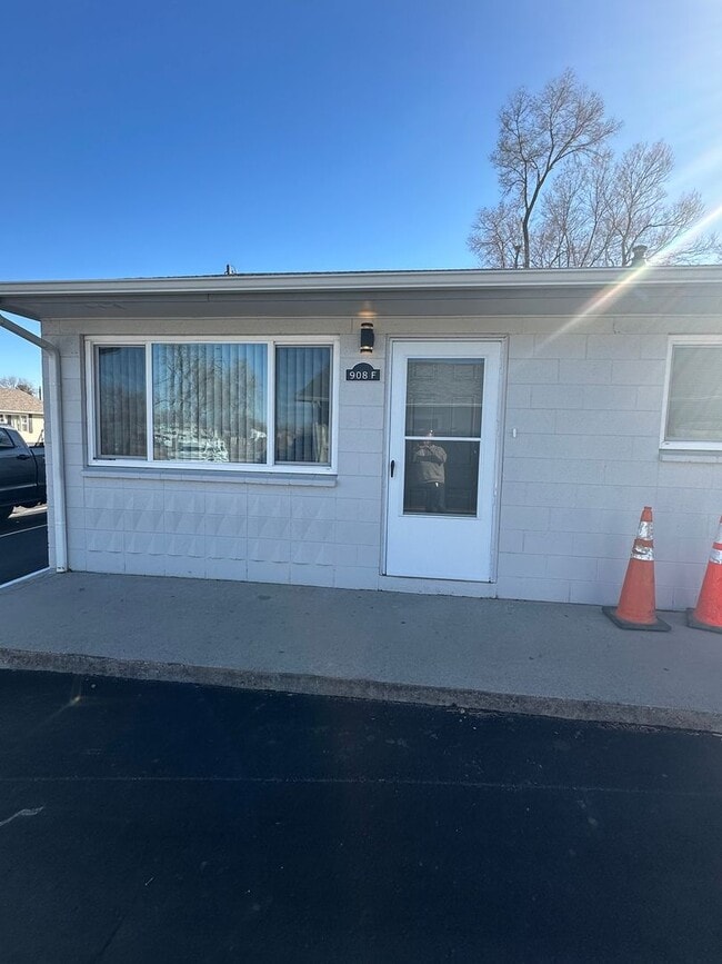 Building Photo - Large 3 Bedroom apartment!